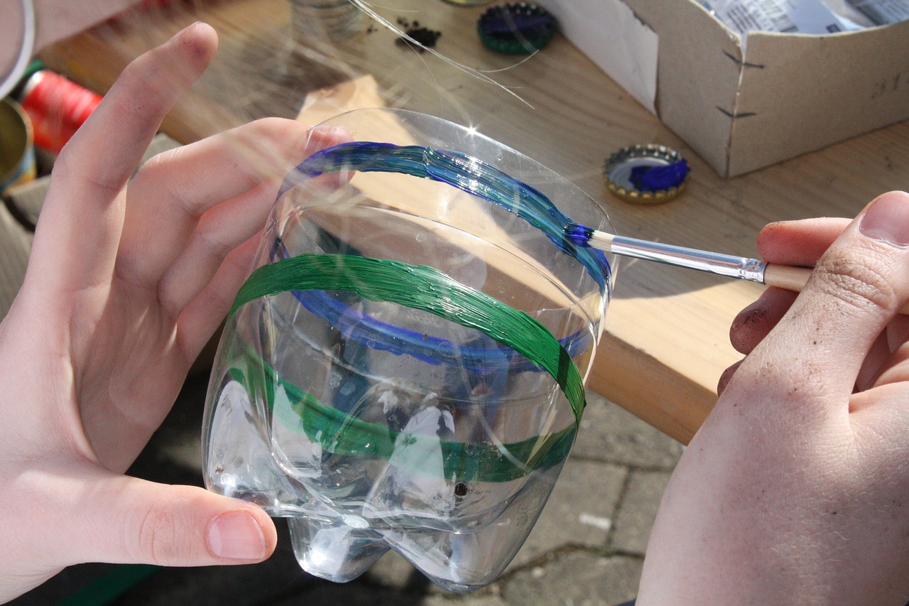 Kreatives Bemalen eines Glases – Thema: Umweltschonendes DIY: Kreative Ideen zum Recyceln und Upcyceln