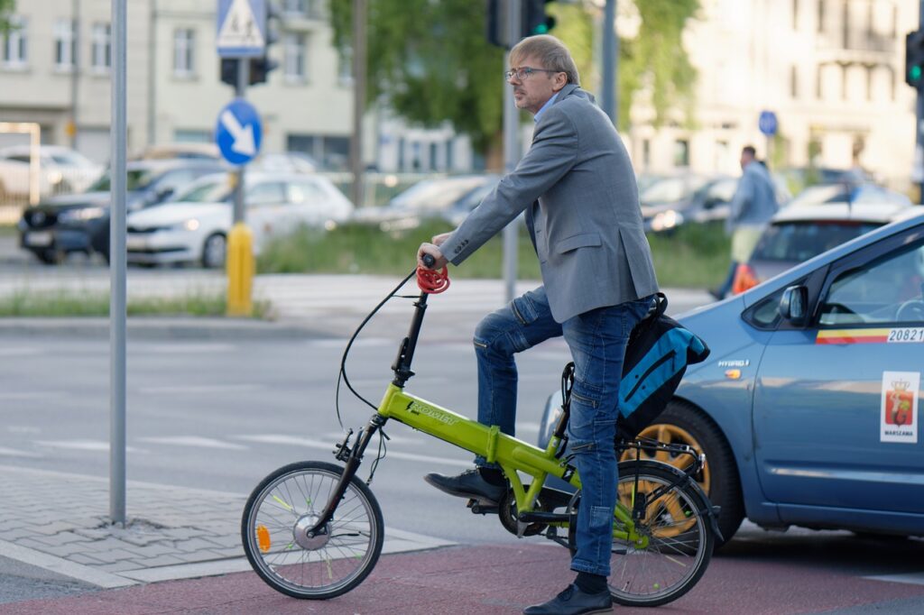 Fahrradfahrer in der Stadt – Thema: Nachhaltigkeit im Alltag